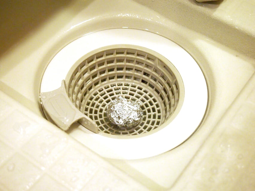 お風呂の排水溝掃除｜触らず簡単にヌメリとつまりがとれる方法3選！ コジカジ