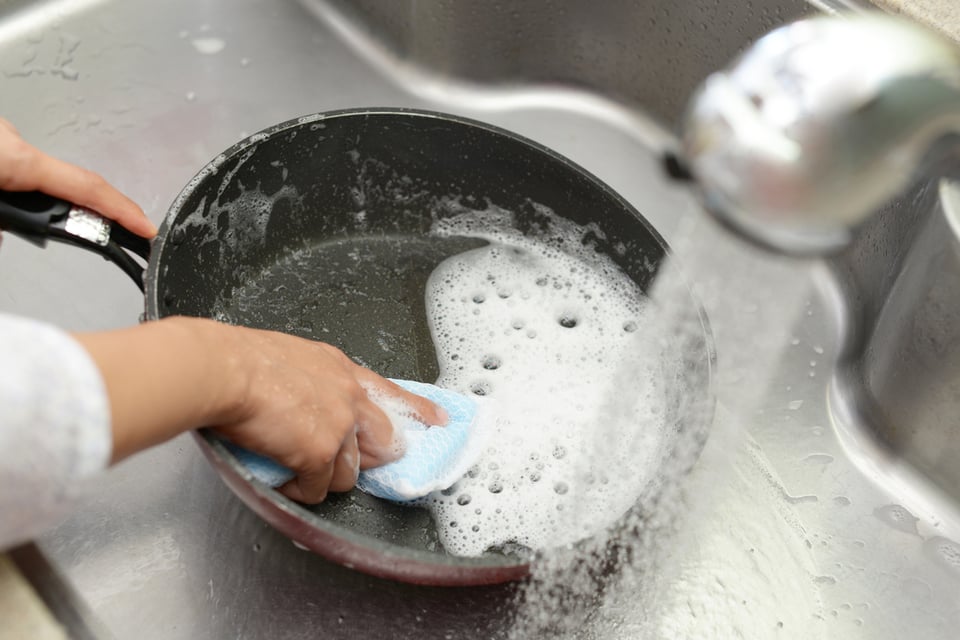 フライパンの焦げの落とし方｜素材別に解説！テフロンには重曹？ コジカジ