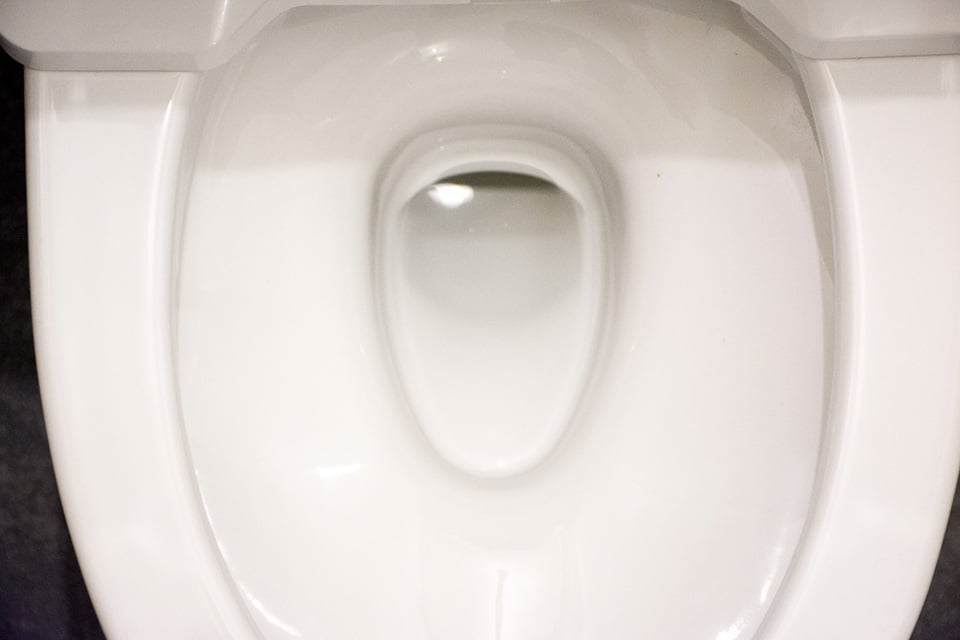 トイレの輪ジミの取り方 洗剤をかけるだけで簡単キレイにする方法 コジカジ