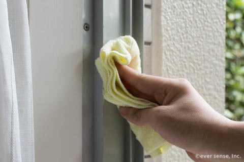 窓枠の拭き掃除