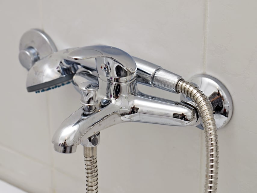 シャワーホースのカビ取り カビキラーで黒ずみをスッキリ落とす コジカジ