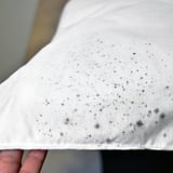 黒カビは洗濯で落とせる 酸素系漂白剤を使った取り方とは コジカジ