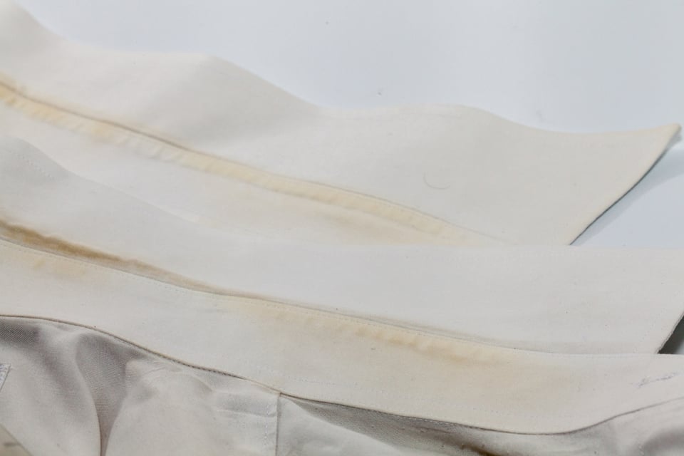 ワイシャツの襟汚れの落とし方｜漂白剤をぬって10秒で真っ白に！ コジカジ