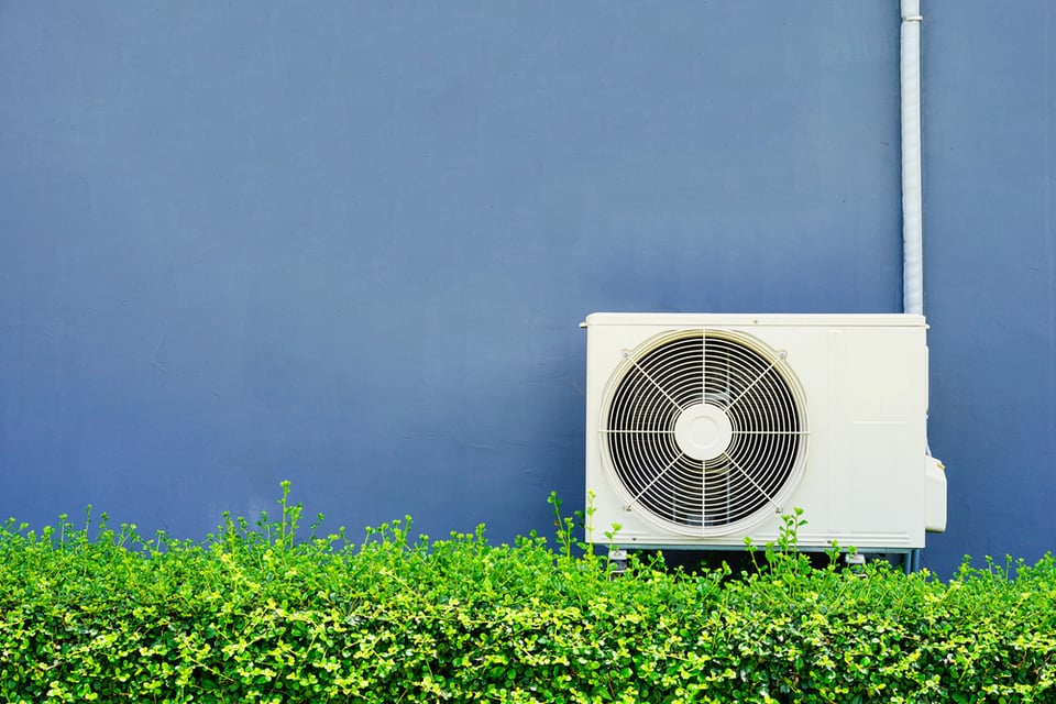 室外機がうるさい 騒音の原因は 音を静かにする方法はある コジカジ
