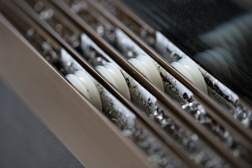 網戸のがたつきを直す 戸車の交換の仕方や滑りを良くする方法は コジカジ