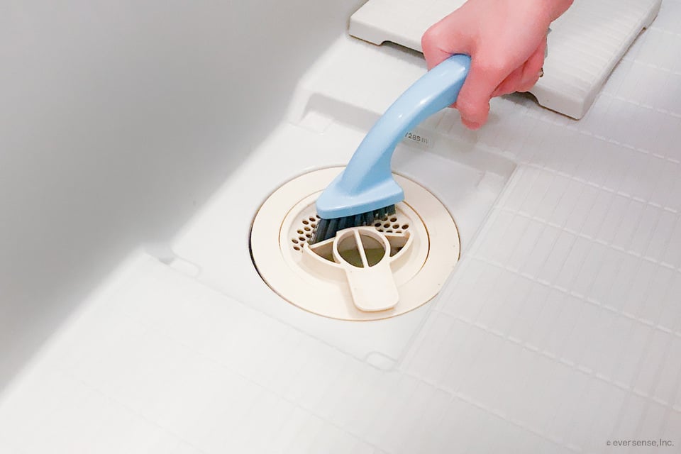 お風呂の排水溝が臭い!下水の匂いがするときの対策は? コジカジ お風呂の排水溝が臭い!下水の匂いがするときの対策は? コジカジ