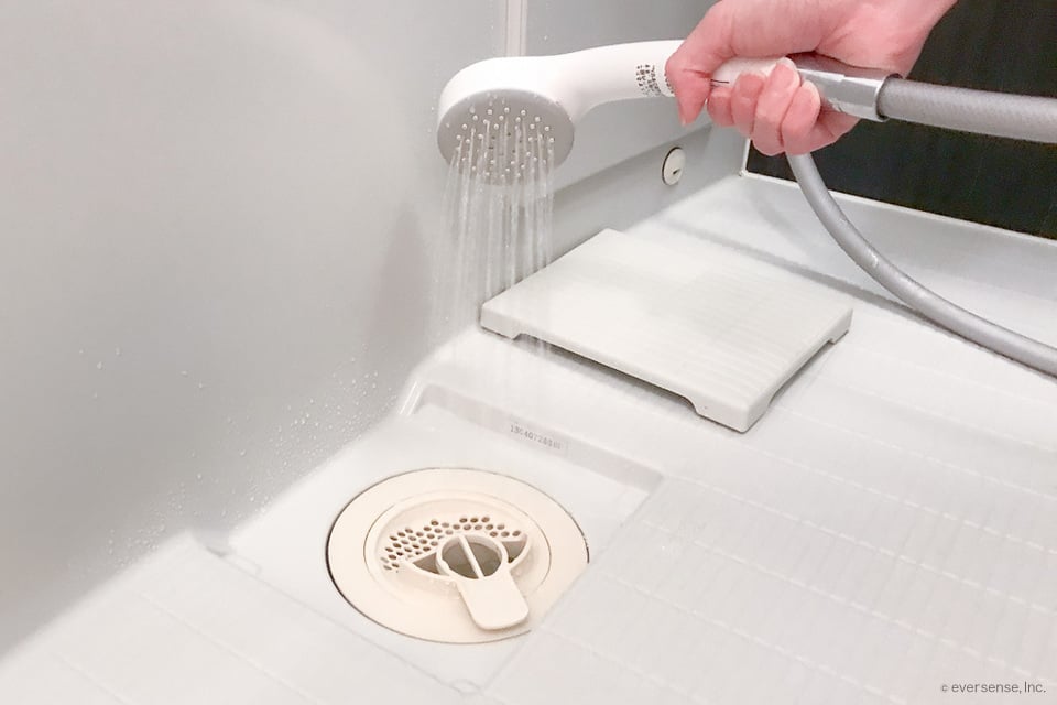 お風呂の排水溝が臭い!下水の匂いがするときの対策は? コジカジ お風呂の排水溝が臭い!下水の匂いがするときの対策は? コジカジ