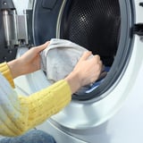 洗濯物を干し忘れたときの対処法 一晩放置したら洗い直す コジカジ