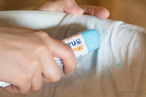 ブルースティックをこすりつける