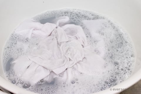 ブルースティックを使って汚れた水