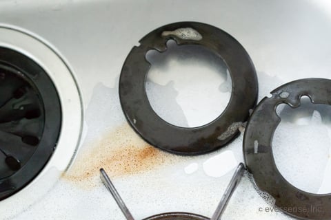コンロの五徳を洗う