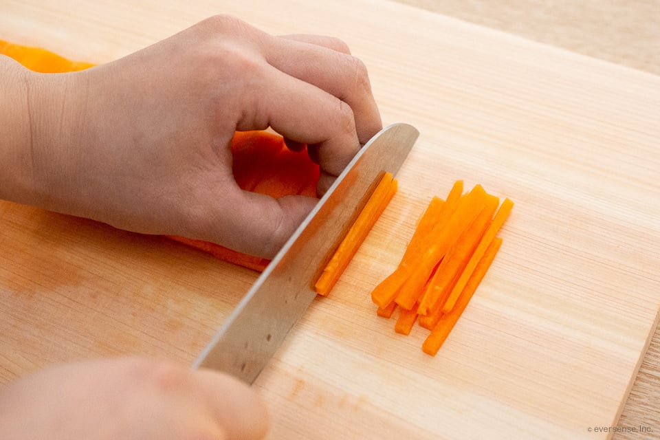 人参の細切り｜切り方で違う食感が楽しめる！きんぴらの切り方は？ コジカジ