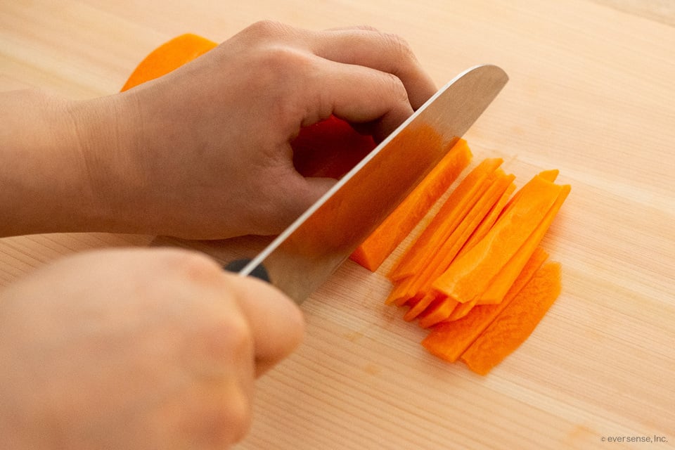 人参の短冊切り｜簡単な切り方で早く料理をするには？ コジカジ