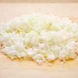 玉ねぎの辛味成分の抜き方 時短で早く辛味を取る方法は コジカジ