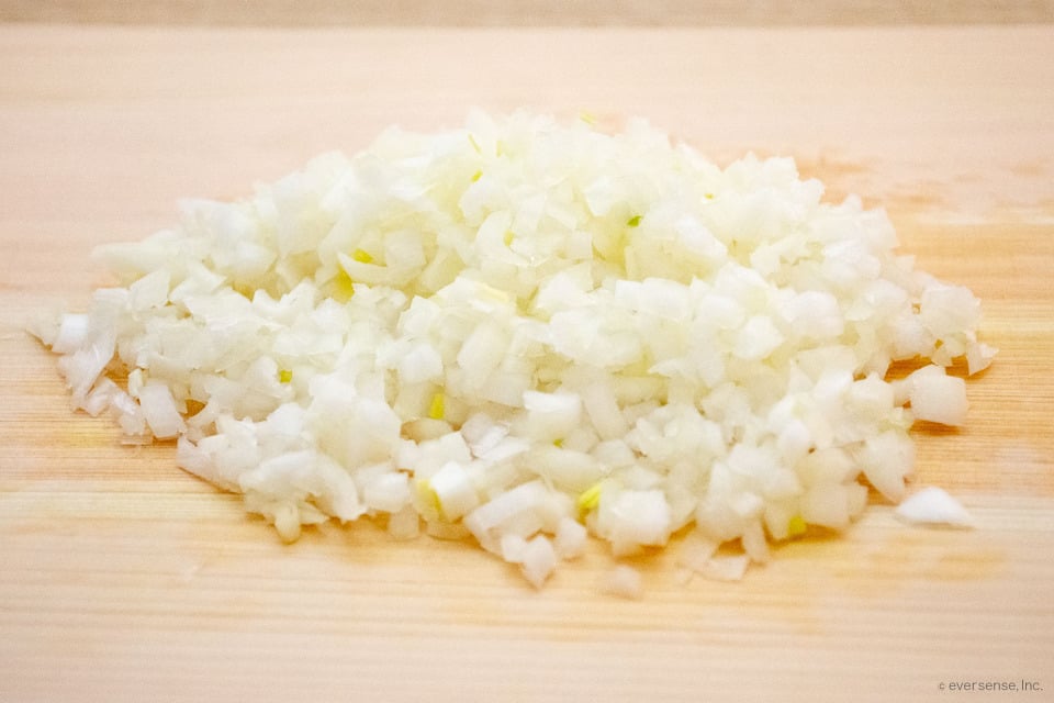 玉ねぎのみじん切り 簡単な切り方は チョッパーで切る方法は コジカジ