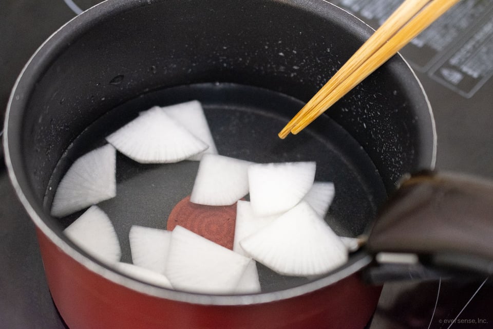 フライパンの焦げの落とし方｜素材別に解説！テフロンには重曹？ コジカジ