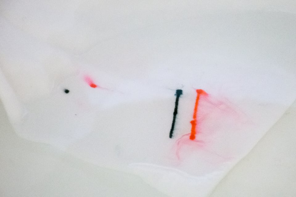 服についた油性ペンの落とし方！油性マジックが落ちにくい理由は？ コジカジ