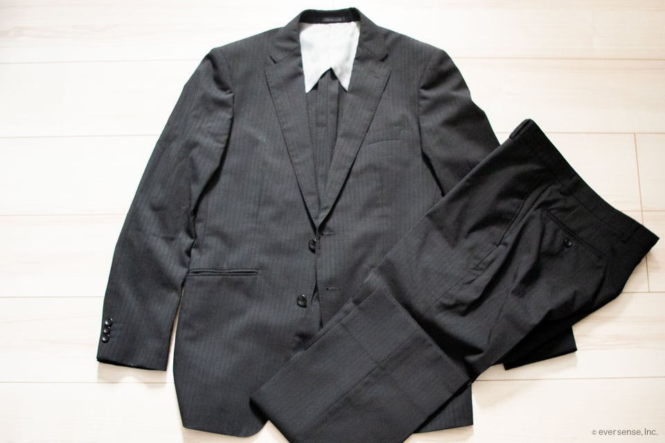 スーツを自宅で洗濯｜洗濯機で水洗いできる！シャワーでの手洗いも コジカジ