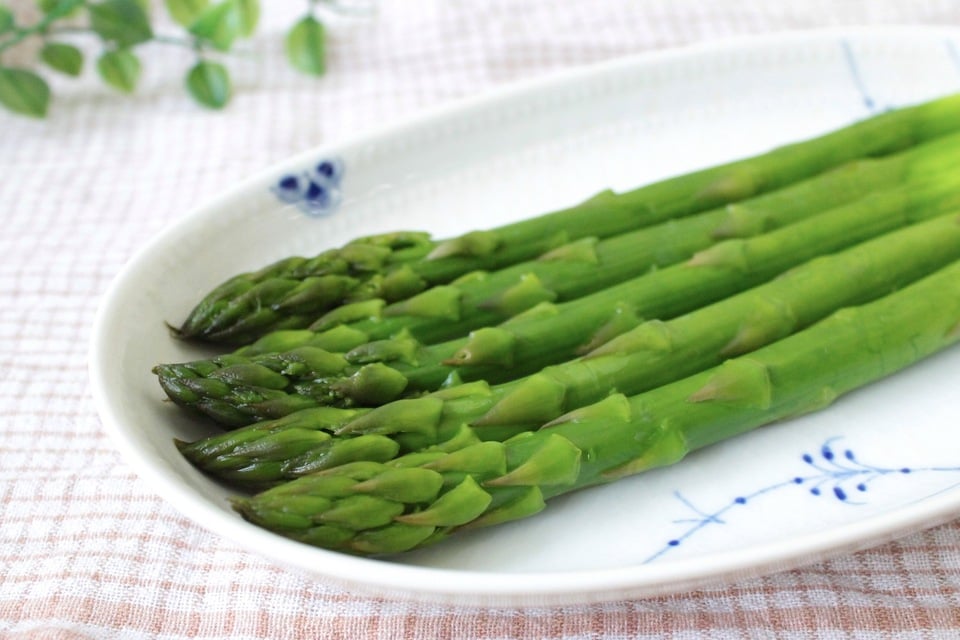 アスパラガスの茹で方 食感を楽しめる 基本 と 簡単 な茹で方 コジカジ
