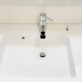 洗面台の落ちにくい黒ずみを掃除する方法は ハイターが効く コジカジ