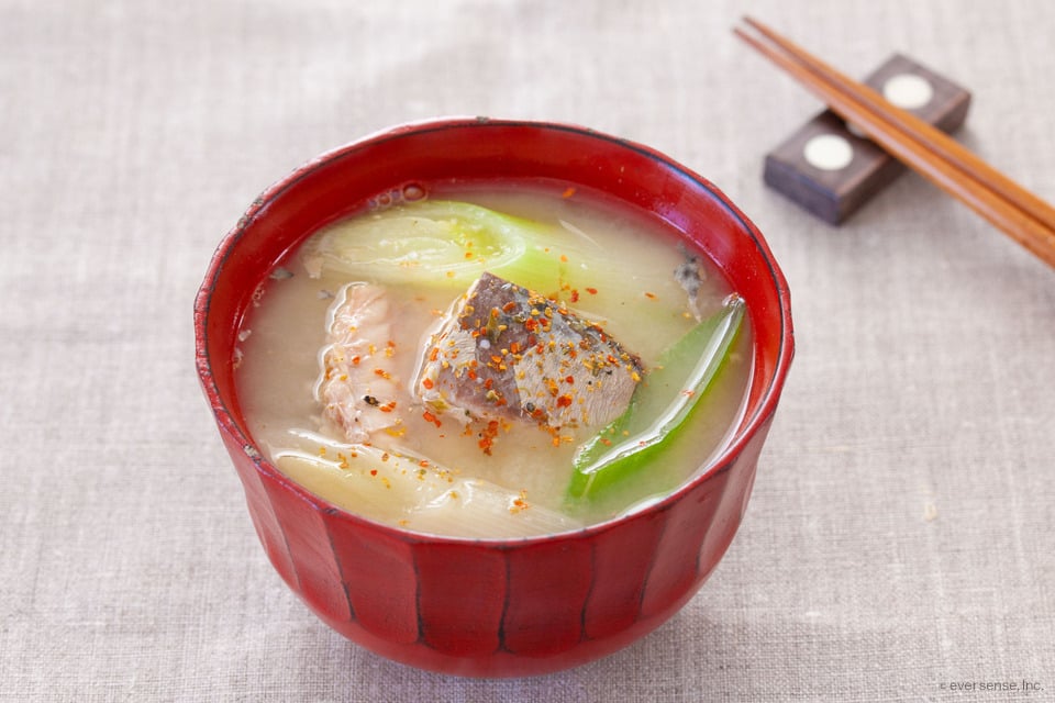 さば缶のお味噌汁レシピ うまみたっぷり さばと野菜のお味噌汁 コジカジ