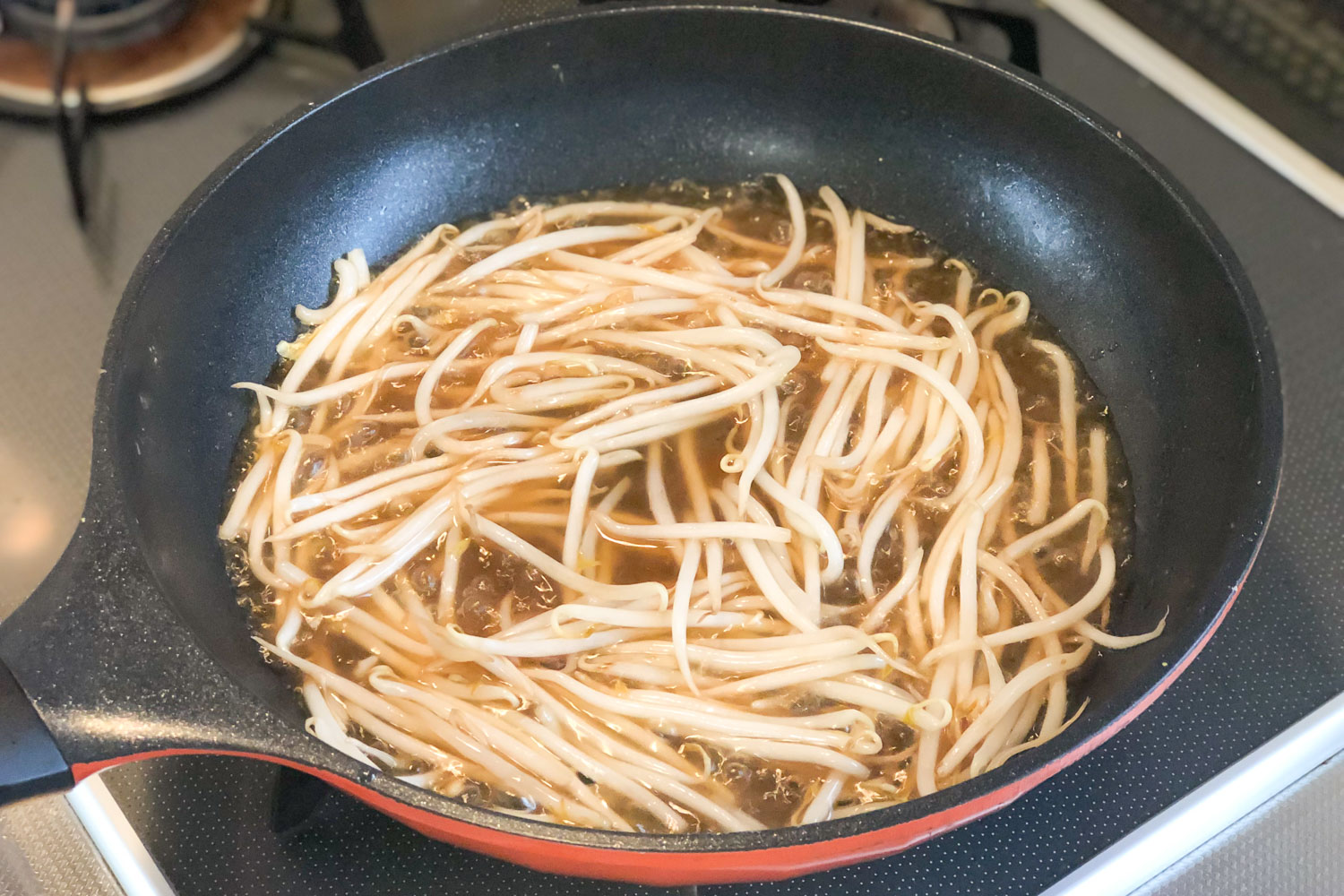 【卵×もやしのレシピ】フライパン1つで『もやしあんかけオムレツ』 コジカジ