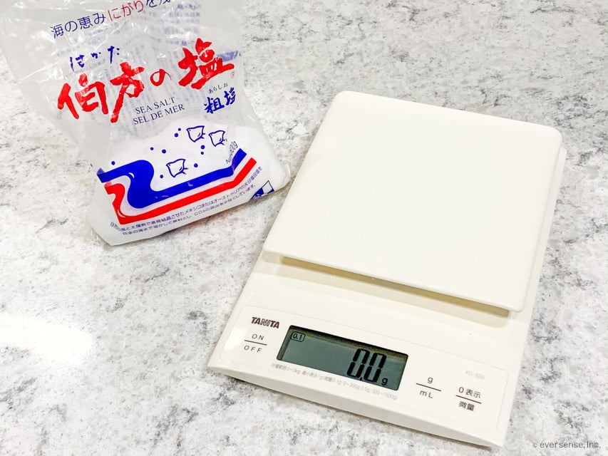 塩少々は何グラム？ひとつまみ、ひとつかみは？手計りの違いを解説 コジカジ