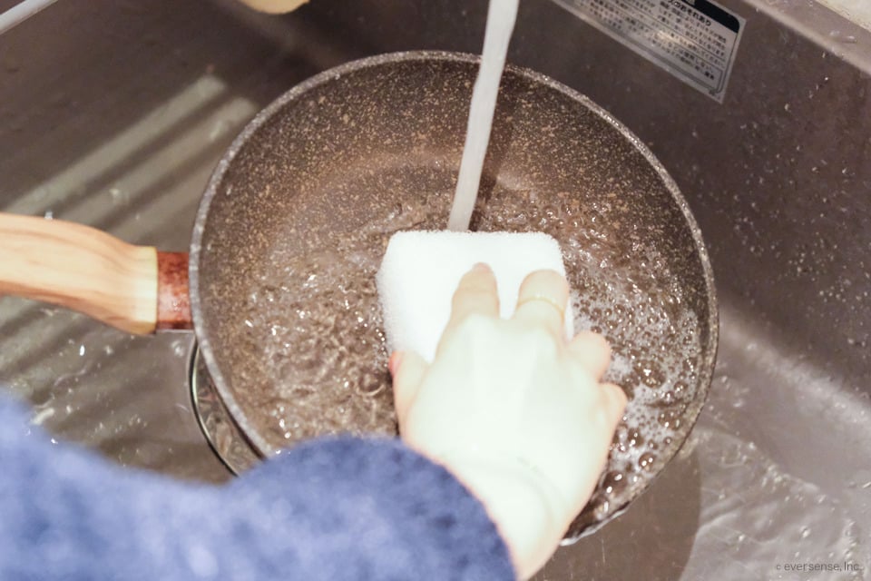 「フライパンの焦げ」をきれいに落としたい！素材別のやり方を徹底解説 Domani