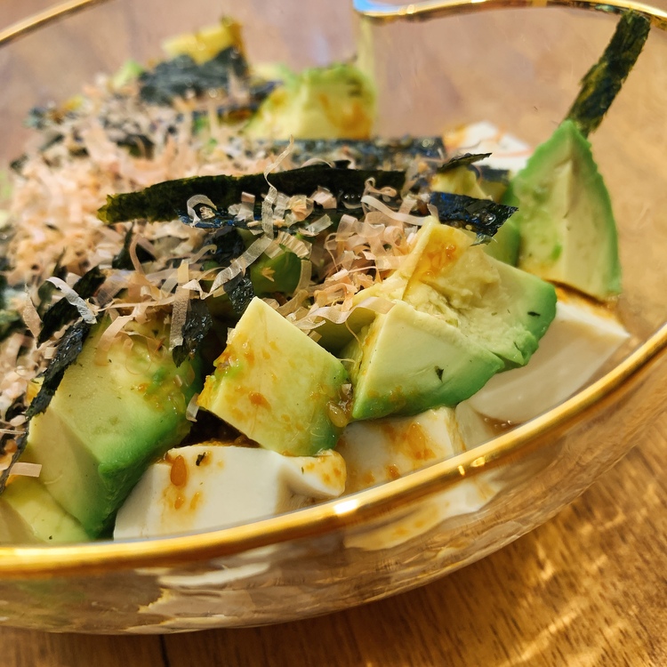 ダイエット中のひとりランチにも ボリューム満点アボ豆腐サラダ コジカジ